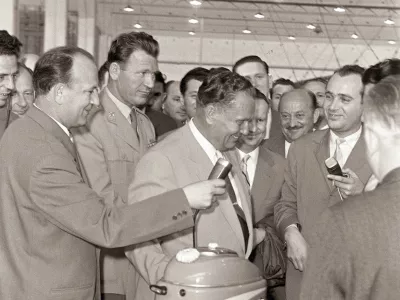 Tito leta 1959 v&nbsp;tovarni Tomos v Kopru.&nbsp;/ Foto: Profimedia