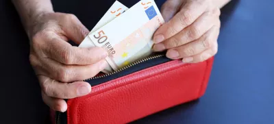 Concept of pension payments and assistance, savings, retirement in Europe / Foto: Oleg Elkov