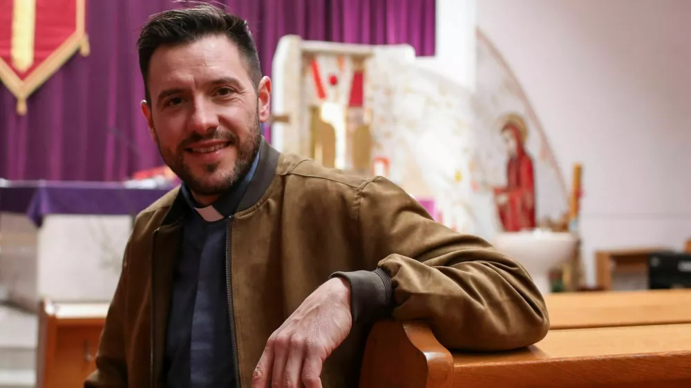 Martin Golob skrbi za tri župnije s skupno okoli 13.000 du&scaron;ami. / Foto: Bojan Velikonja