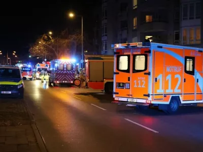 V sredo zvečer je med ljudi na pločniku z avtom zapeljal najstnik, ki je bžal pred policijo. 