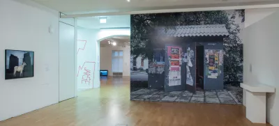 (levo) Urška Kristina Škerl, Lipicanec na Trgu Republike, 2025(desno) Jože Barši, Javno stranišče, 1999