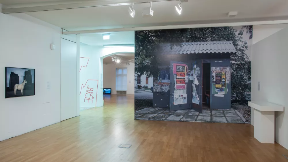 (levo) Ur&scaron;ka Kristina &Scaron;kerl, Lipicanec na Trgu Republike, 2025(desno) Jože Bar&scaron;i, Javno strani&scaron;če, 1999