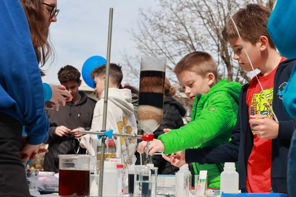 Pri nekaterih eksperimentih lahko obiskovalci sodelujejo. / Foto: Radojko Jaćimović/ijs