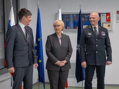 Cerklje ob Krki, Vojasnica Jerneja Molana.Obisk predsednice republike Natase Pirc Musar v Vojasnici Jerneja Molana v Cerkljah ob Krki, kjer se je seznanila s porocilom o stanju pripravljenosti Slovenske vojske za leto 2024 in z drugimi zadevami, pomembnimi za obrambo drzave.Minister za obrambo Borut Sajovic, predsednica republike Natasa Pirc Musar in generalpodpolkovnik Robert Glavas.