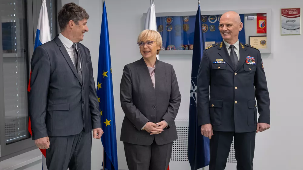 Cerklje ob Krki, Vojasnica Jerneja Molana.Obisk predsednice republike Natase Pirc Musar v Vojasnici Jerneja Molana v Cerkljah ob Krki, kjer se je seznanila s porocilom o stanju pripravljenosti Slovenske vojske za leto 2024 in z drugimi zadevami, pomembnimi za obrambo drzave.Minister za obrambo Borut Sajovic, predsednica republike Natasa Pirc Musar in generalpodpolkovnik Robert Glavas.