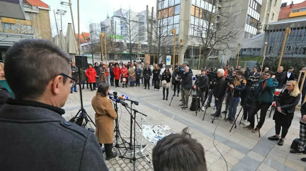 Protest pred nekdanjo stavbo Večera v Mariboru