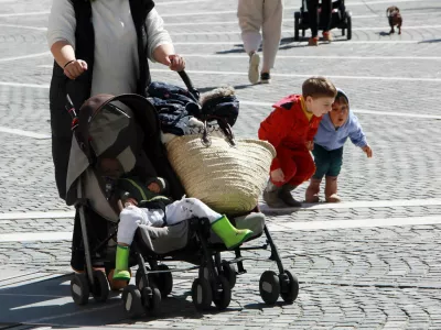 24.03.2025 - simbolična fotografija - otroci, igra vozičekFoto: Tomaž Skale
