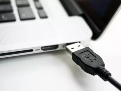 A photo illustration shows a USB device being plugged into a laptop computer in Berlin July 31, 2014. USB devices such as mice, keyboards and thumb-drives can be used to hack into personal computers in a potential new class of attacks that evade all known security protections, German crypto specialist and chief scientist with Berlin's SR Labs Karsten Nohl revealed on Thursday.  REUTERS/Thomas Peter (GERMANY - Tags: CRIME SCIENCE TECHNOLOGY)