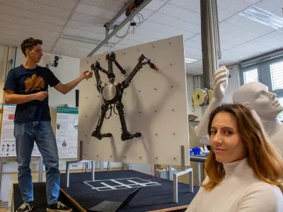 V laboratoriju, kjer ustvarjajo robote in eksoskelet. / Foto: Marjan Verč/ijs