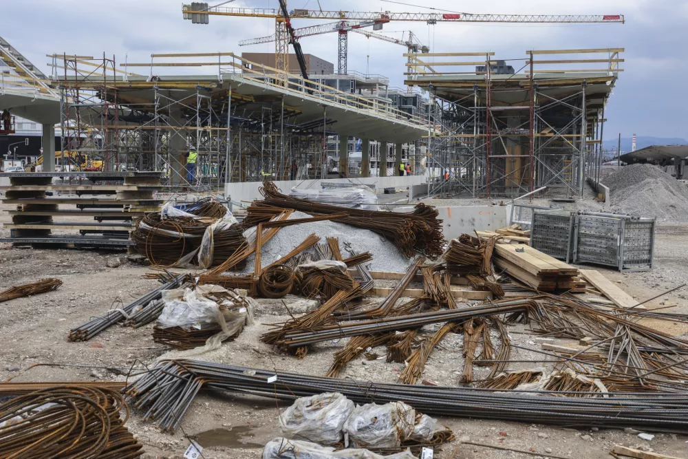 - 01.04.2025 - ogled nadgradnje železni&scaron;ke postaje Ljubljana - gradnja, gradbi&scaron;če, železnica, delavec, politika, minister župan//FOTO: Jaka Gasar