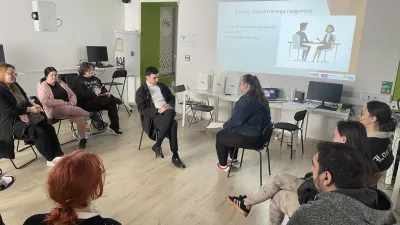 Mladim na delavnicah omogočajo varen prostor, kjer imajo možnost deliti svoje osebne izku&scaron;nje in težave, s katerimi se soočajo pri iskanju zaposlitve. Foto: Ur&scaron;ka Sabati