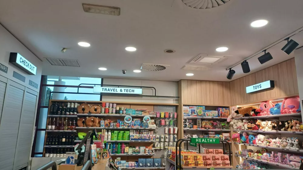 Trgovina Marche Lom, napisi v angle&scaron;čini, sloven&scaron;čina javna raba