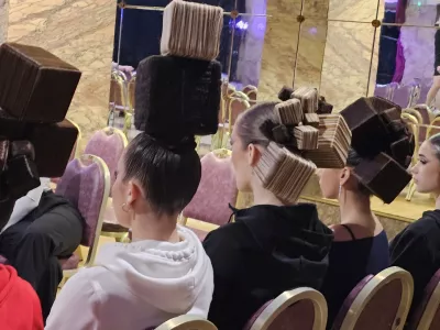 Pri zahtevnem oblikovanju pričesk so dijakom z nasveti pomagali mentorji. Foto: arhiv &scaron;ole