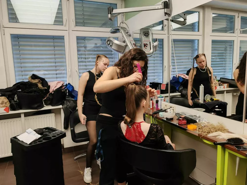 Dijakinja Lucija Mentesh med oblikovanjem svoje kreacije.&nbsp;Foto: arhiv &scaron;ole