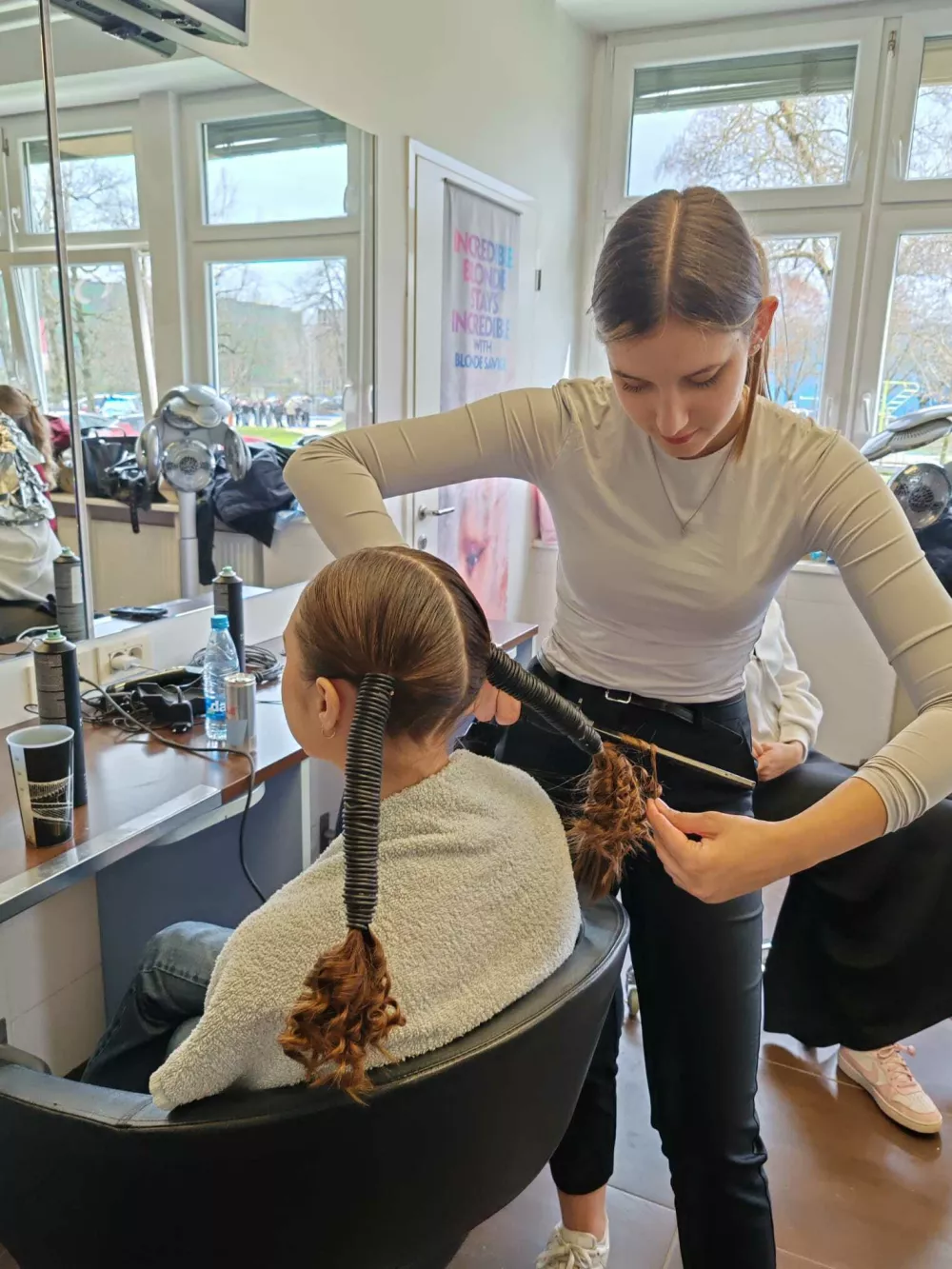 Vsak detajl pri oblikovanju pričeske je bil pomemben. Foto: arhiv &scaron;ole