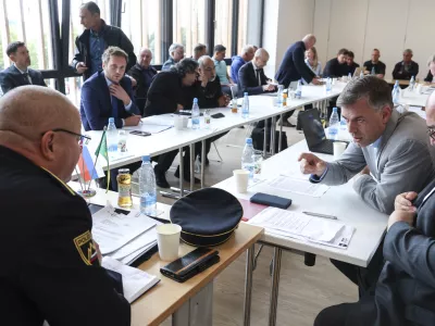 Na zadnji seji naj bi minister za delo Luka Mesec predstavil nekatere zakonske spremembe.

Foto: Jaka Gasar