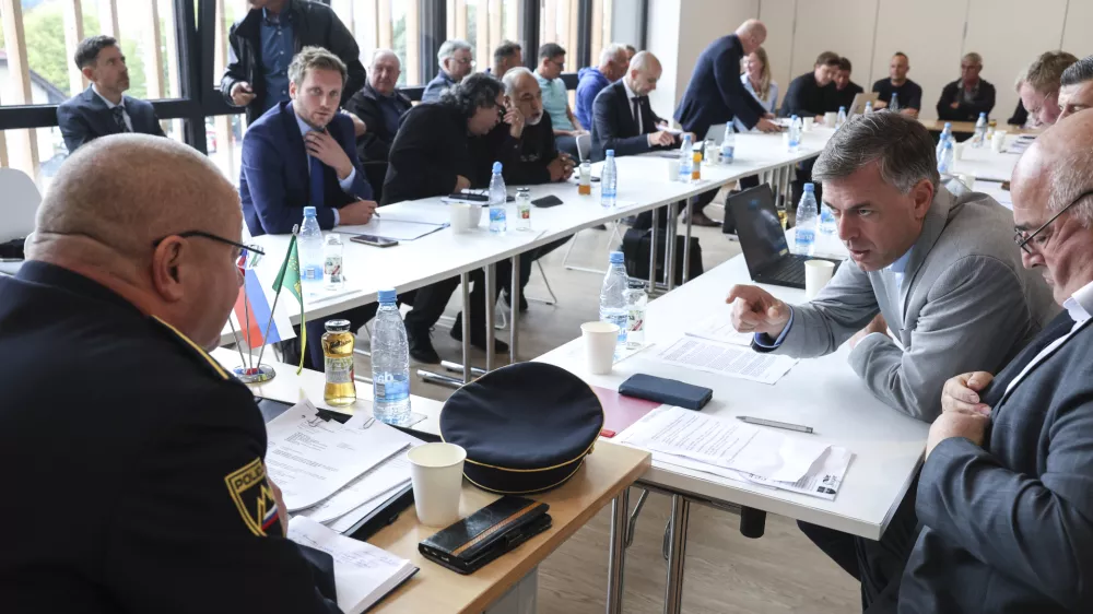 Na zadnji seji naj bi minister za delo Luka Mesec predstavil nekatere zakonske spremembe.

Foto: Jaka Gasar