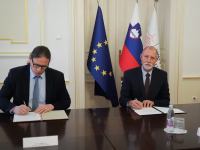 Ljubljana, UL.Novinarska konferenca, na kateri so predstavili vsebino sporazuma o pridruzenem clanstvu med Univerzo v Ljubljani in UKC Ljubljana, sodelovali so rektor ljubljanske univerze Gregor Majdic, generalni direktor UKC Ljubljana Marko Jug in dekan Medicinske fakultete Univerze v Ljubljani Igor Svab.