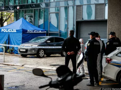 28.03.2025., Split - Nesto prije 12 sati dogodio se pokusaj pljacke u Erste banci u Gundulicevoj ulici, preko puta zgrada Opcinskog i Zupanijskog suda u Splitu. Razbojnik je navodno uzeo zastitara za taoca te je pokusao pobjeci, ali je vrlo brzo na mjesto dogadjaja stigla policija te je doslo do pucnjave. Pljačkac je ubijen. Photo: Zvonimir Barisin/PIXSELL