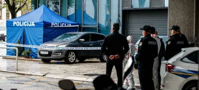 28.03.2025., Split - Nesto prije 12 sati dogodio se pokusaj pljacke u Erste banci u Gundulicevoj ulici, preko puta zgrada Opcinskog i Zupanijskog suda u Splitu. Razbojnik je navodno uzeo zastitara za taoca te je pokusao pobjeci, ali je vrlo brzo na mjesto dogadjaja stigla policija te je doslo do pucnjave. Pljačkac je ubijen. Photo: Zvonimir Barisin/PIXSELL