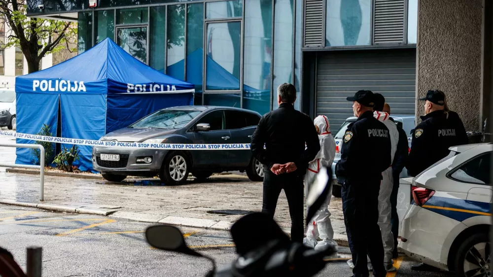 28.03.2025., Split - Nesto prije 12 sati dogodio se pokusaj pljacke u Erste banci u Gundulicevoj ulici, preko puta zgrada Opcinskog i Zupanijskog suda u Splitu. Razbojnik je navodno uzeo zastitara za taoca te je pokusao pobjeci, ali je vrlo brzo na mjesto dogadjaja stigla policija te je doslo do pucnjave. Pljačkac je ubijen. Photo: Zvonimir Barisin/PIXSELL