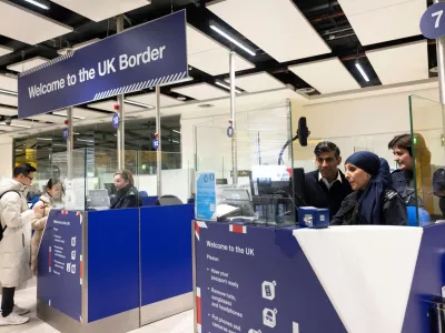 British Prime Minister Rishi Sunak looks at the passport control unit next to Border Force officer Bazzar, at Gatwick Airport, on the outskirts of London, Britain, January 18, 2024. REUTERS/Carlos Jasso/Pool CORRECTING ID- REMOVING FIRST NAME OF "BORDER FORCE OFFICER BAZZAR