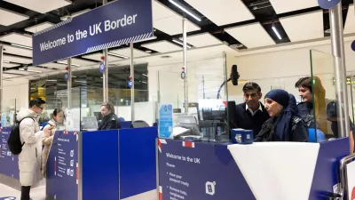 British Prime Minister Rishi Sunak looks at the passport control unit next to Border Force officer Bazzar, at Gatwick Airport, on the outskirts of London, Britain, January 18, 2024. REUTERS/Carlos Jasso/Pool CORRECTING ID- REMOVING FIRST NAME OF "BORDER FORCE OFFICER BAZZAR