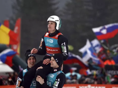 Zmagovalec prve tekme poletov v Planici je postal Domen Prevc in tako že tekmo pred koncem prejel mali kristalni globus za najbolj&scaron;ega v poletih. Foto: Reuters