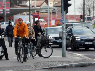 kolesarji- 04.01.2024 - popolna zapora Dunajske ceste v sklopu gradnje novega Potni&scaron;kega centra Ljubljana - delavci začeli podirati južni del nadvoza nad Dunajsko cesto//FOTO: Tomaž Skale