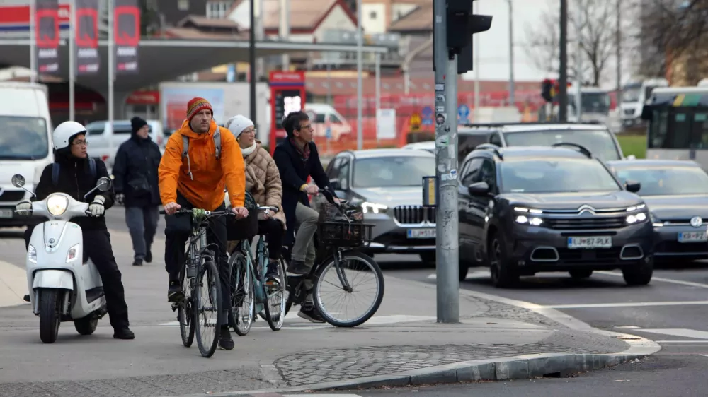 kolesarji- 04.01.2024 - popolna zapora Dunajske ceste v sklopu gradnje novega Potni&scaron;kega centra Ljubljana - delavci začeli podirati južni del nadvoza nad Dunajsko cesto//FOTO: Tomaž Skale