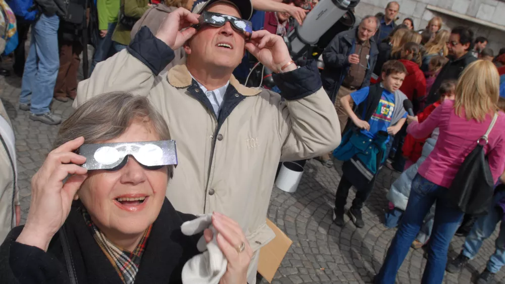 četrti popolni Sončev mrk v 21. stoletju, redek nebesni pojav, ki nastane, ko ležijo Sonce, Luna in Zemlja na isti premici, - opazovanje v Ljubljani - viden med 11.38 in 13.50, ,// FOTO: Luka CjuhaOPOMBA: ZA OBJAVO V ČASOPISU DNEVNIK