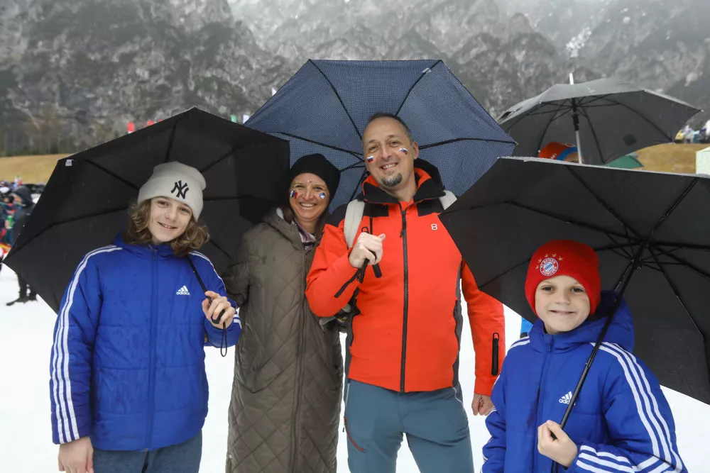 družina iz &scaron;kofje loke29.03.2025 - finale svetovnega pokala v smučarskih skokih, mo&scaron;ki, ekipna tekma; PLANICA 2025 - Foto: Luka Cjuha