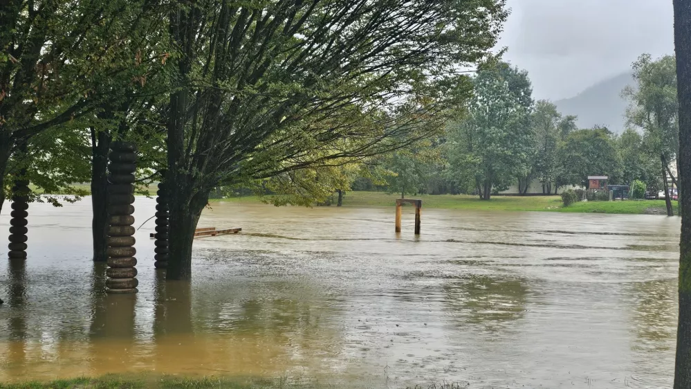 Kostanjevica na Krki. Narasla Krka.
