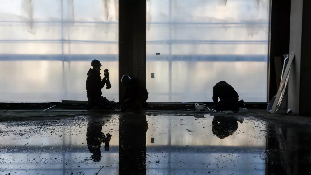 - Simbolična fotografija,Gradbeni&scaron;tvo, gradbeni delavci,- 29.01.2025. - Vodeni ogled gradnje poslovno stanovanjskega objekta Vilharia, ki ga gradi podjetje Corwin iz Slova&scaron;ke.//FOTO: Bojan Velikonja