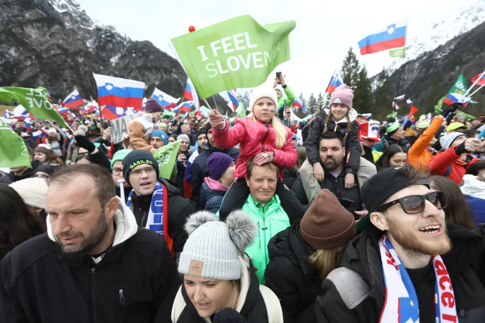Domen Prevc je s skokom 254,5 metrov poletel do novega svetovnega rekorda. In navdu&scaron;il tisoče navijačev. Foto: Luka Cjuha