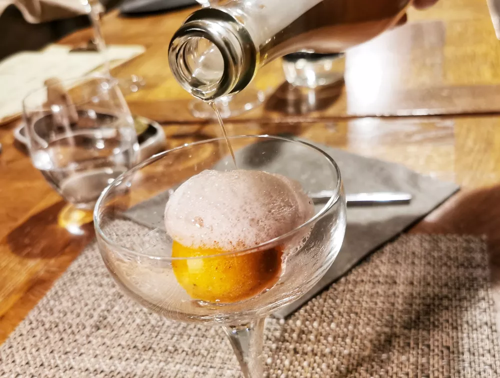 Sorbet kakija z jagodno peno in penečim vinom pet-nat, Restavracija Kabaj