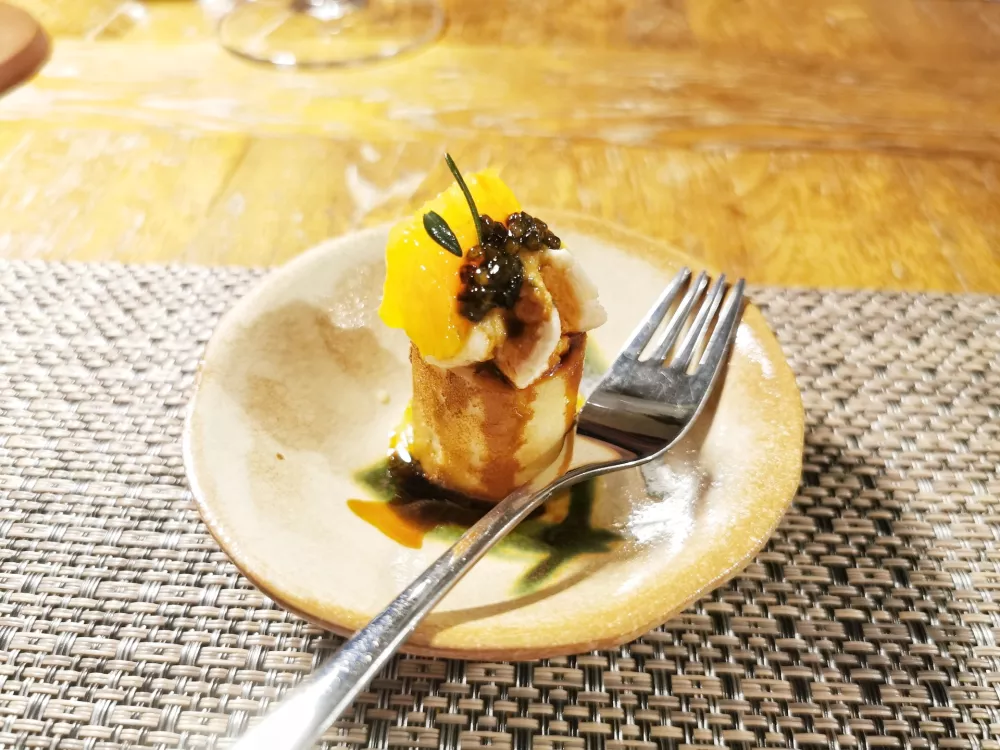 Pozdrav iz kuhinje: losos, pomaranča in kaviar, Restavracija Kabaj