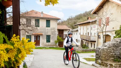 Krožna pot Čas za kolo aktivnim posameznikom, mladim, družinam in vsem, ki i&scaron;čejo užitek v spoznavanju naravne in kulturne dedi&scaron;čine. F Jasmina Puntik, JRP studio
