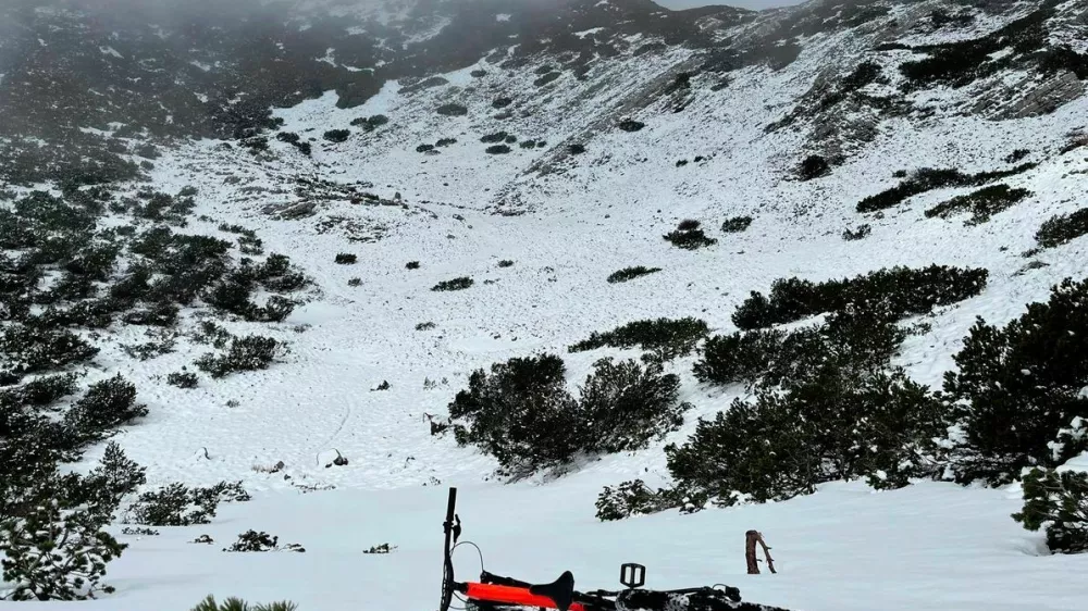 Mo&scaron;ki je sku&scaron;al najvi&scaron;ji vrh Velebita osvojiti s kolesom. In to po snegu. 