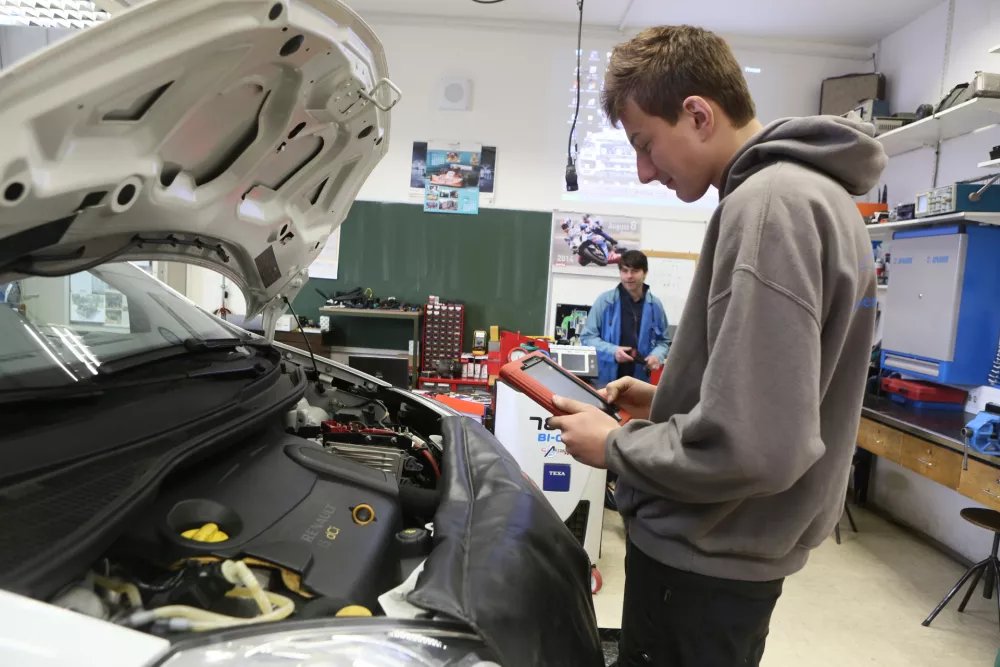 avtomehanična delavnica - Srednja poklicna in strokovna &scaron;ola Bežigrad - deficitarni poklici, Ptujska ulica 6 v Ljubljani - 15.02.2019 - Informativni dnevi 2019 - informativni dan na fakultetah in srednjih &scaron;olah za bodoče &scaron;tudente in dijake - izobraževanje - &scaron;olstvo - dijaki - //FOTO: Luka Cjuha.