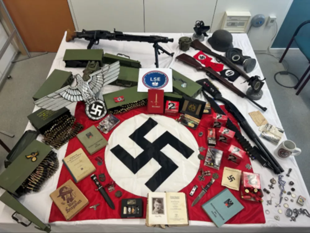 Avstrijska policija je pri prometni kontroli na droge ustavila voznika, ki je prevažal orožje in simbole iz časa nacizma.Nacizem, Nemčija, Druga svetovna vojna, orožje, pu&scaron;ke, staro orožje, Adolf Hitler