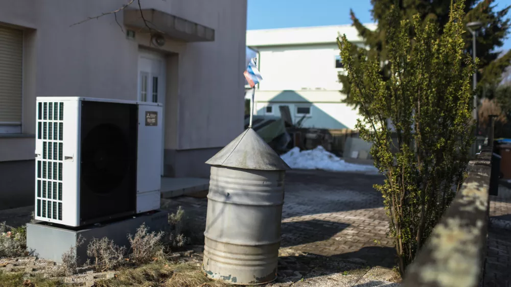 Poročilo Evropskega združenja toplotnih črpalk v analiziranih 14 državah ugotavlja, da je prodaja toplotnih črpalk lani padla v povprečju za 22 odstotkov v primerjavi z letom 2023. Največji upad sta lani zabeležili Nemčija (minus 48 odstotkov) in Francija (minus 39 odstotkov). Foto: Bojan Velikonja&nbsp;
