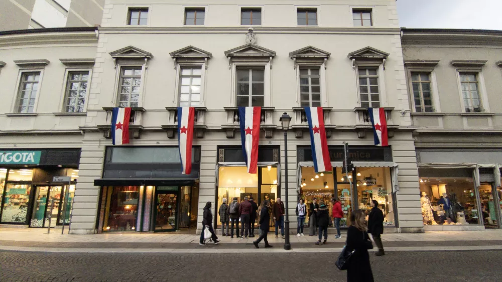 Kako družbo zaliti s hladno vodo, če ne ravno s satiro, se spra&scaron;ujejo ti, ki so v Stari Gorici izobesili jugoslovanske zastave. F kulturno dru&scaron;tvo Agor&egrave;