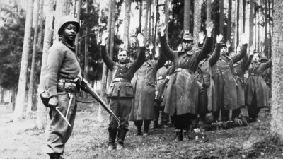 Ameri&scaron;ki vojak in skupina nacističnih ujetnikov, ki so se predali aprila 1945. / Foto: Corbis Via Getty Images