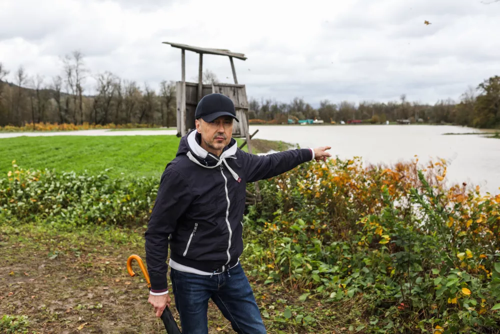 Igor Kastelic, Snebersko nabrežje:

&raquo;V Sneberju se nismo &scaron;e nič premaknili naprej glede gradnje, tudi nobenih uradnih informacij nimamo. Imamo pa veliko pisne korespondence, vsi odgovorni so obve&scaron;čeni o tem, tako da so ob morebitni novi katastrofi naslovniki za tožbe znani. In drago jih bo stalo. Stanovalci smo izredno razočarani.&laquo;