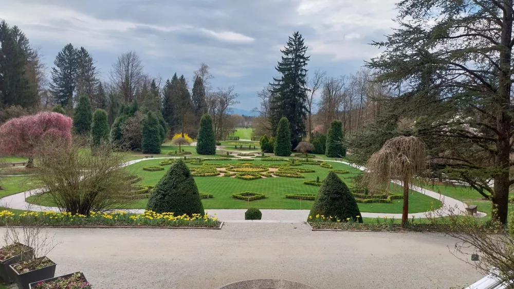 Francoski vrt počasi dobiva podobo, ki jo je ustvarila družina Souvan.&nbsp;Foto: Vesna Levičnik
