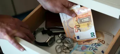 28.06.2021- Simbolična fotografija- kraja, rop, denar, zlatninaFoto: Toma Skale