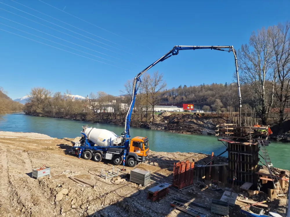 V Kranju v tem času poteka tudi zahtevna gradnja novega mostu pri Planiki. Foto: MOK