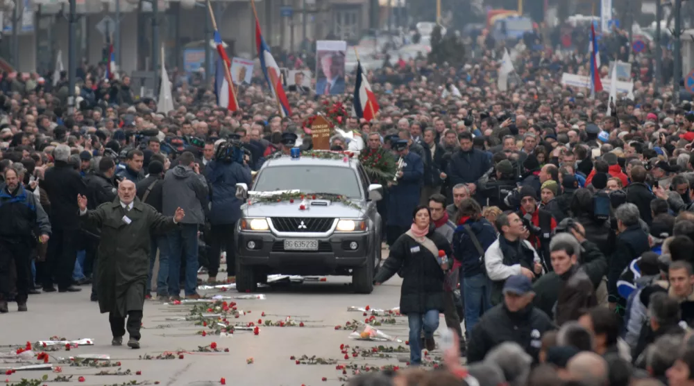 Prihod krste s posmrtnimi ostanki Slobodana Milo&scaron;eviča v rojstni kraj Požarevac v soboto popoldne, kjer se je zbralo priblizo 15.000 do 20.000 tisoc ljudi. - pogreb Slobodan Milo&scaron;evič - , // FOTO: Luka CjuhaOPOMBA: ZA OBJAVO V ČASOPISU DNEVNIK