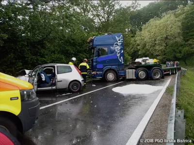 V trčenju tovornjaka s priklopnikom in fiata punto je ena oseba umrla, dve pa sta bili hudo po&scaron;kodovani. Foto: PGD Ilirska Bistrica